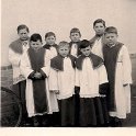 Ministráns gyerekek az újszilvási katolikus templom falánál, 1950-es évek